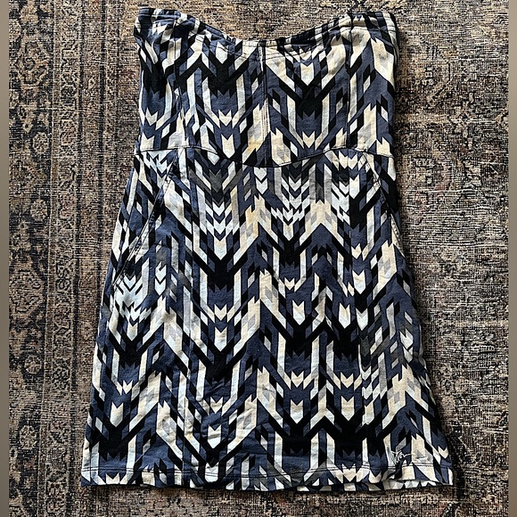 STRAPLESS VOLCOM DRESS (WITH POCKETS!) - Picture 4 of 5